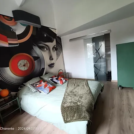 La Bell'angouleme Chambre Hepburn Bed & Breakfast